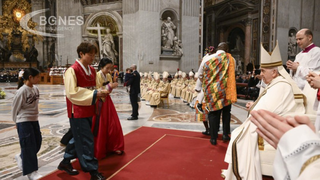 In his annual "Urbi and Orbi" Mass at the Vatican on Christmas Day, Pope Francis called for an end to "war, all war, the very way of thinking about war - aimless travel, defeat without winners, unforgivable stupidity"