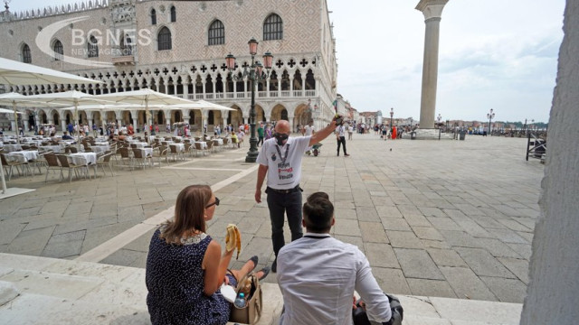 Venice will ban loudspeakers and tour groups of more than 25 people to reduce the impact of mass tourism on the Italian city.