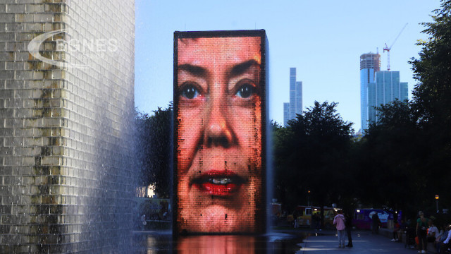 In the middle of Chicago's 101 square meter Millennium Park, there are many iconic facilities that attract visitors