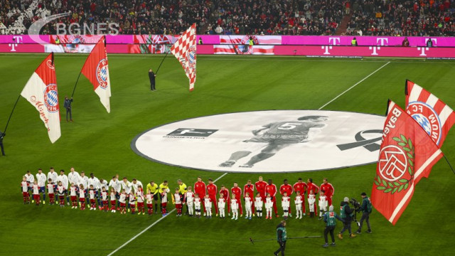 75,000 spectators at the Allianz Arena stadium in Munich paid tribute to soccer legend Franz Beckenbauer