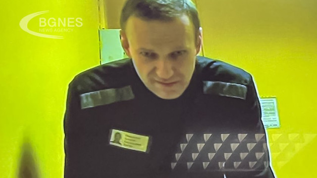 Navalny is forced to listen to pro-Putin pop at 5 in the morning