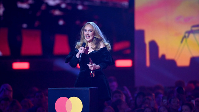 Adele rides the subway for the first time in nearly 20 years