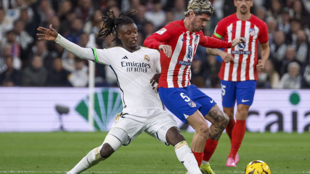 Atletico scores stoppage time equalizer to earn point against city rivals Real