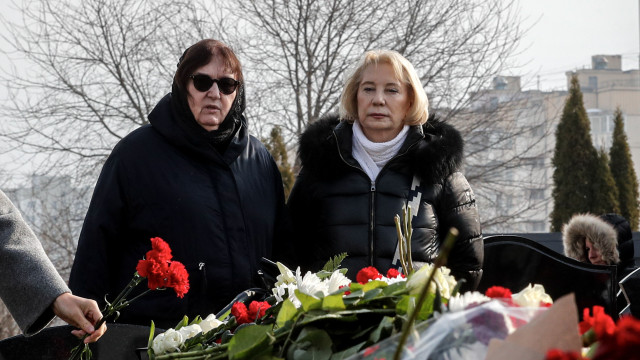 Navalny's mother went to his grave after the funeral