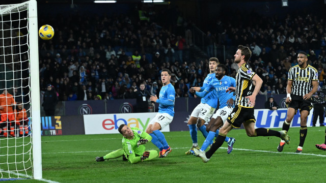 Napoli beat Juventus to move closer to European spots