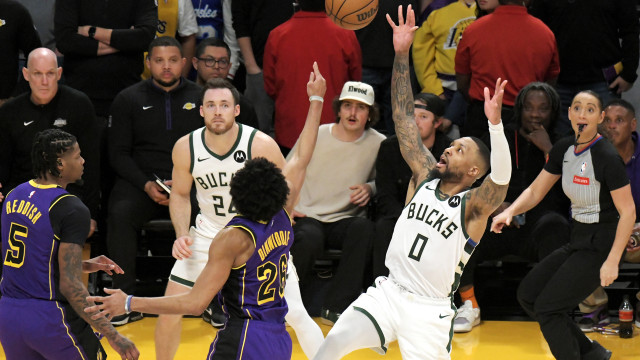 Russell's 44 points and Dinwiddie's emphatic block lead Lakers to victory over Milwaukee