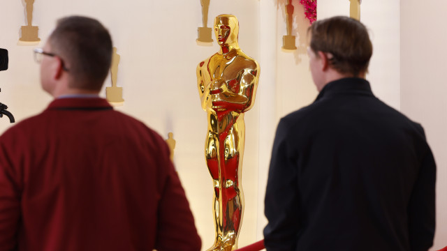 Hollywood stars head to the Oscars, Oppenheimer prepares for glory