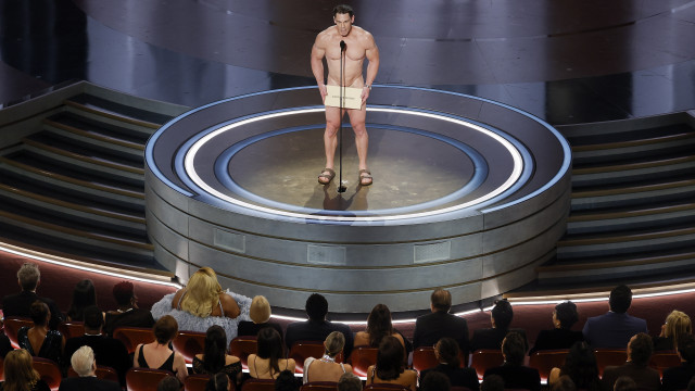 John Cena presented the "Oscar" for best costumes completely naked