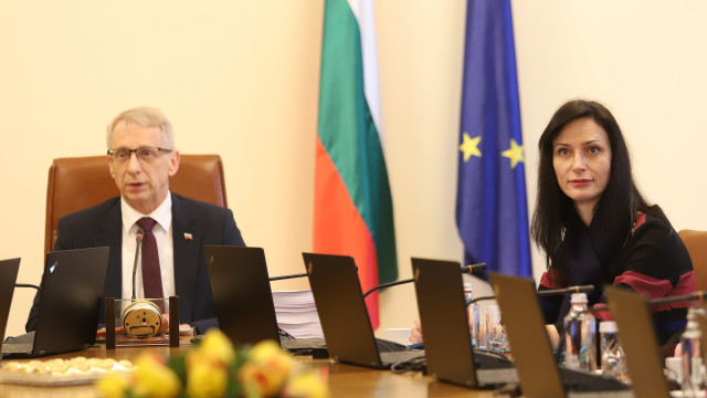 The two largest coalitions in the Bulgarian parliament continue negotiations a day before the handing over of the first mandate