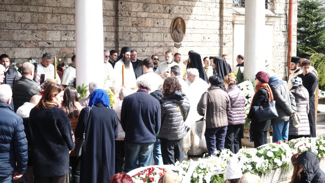 A queue of citizens at the grave of the late Bulgarian Patriarch Neophyte