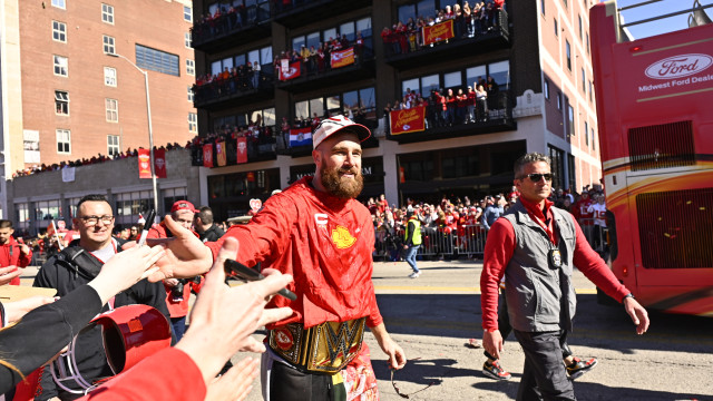 Travis Kelce poses for photos with young Taylor Swift fans