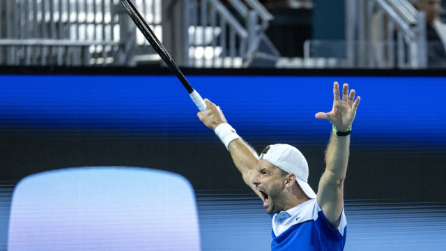 Dimitrov knocks out Alcaraz for first semi-final in Miami