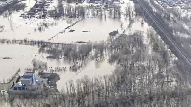 Russia and Kazakhstan evacuated more than 100,000 people after the severe flooding