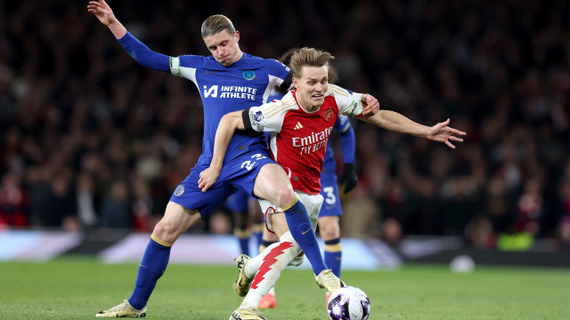 Arsenal dismantles Chelsea to move three points clear at the top