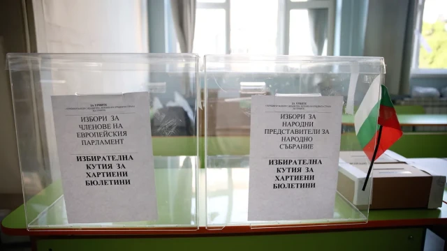 In the Bulgarian capital's 127th "Ivan Denkoglu" secondary school, the polling stations opened precisely at 07:00