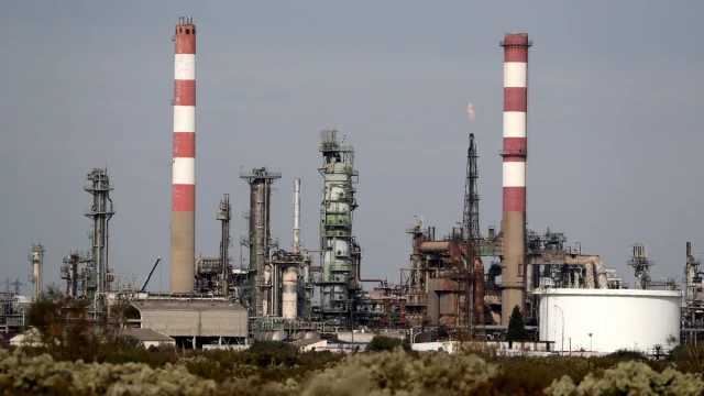 Greece directs surplus revenues from refineries to pensioners