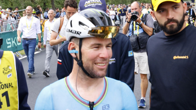 Mark Cavendish breaks Eddy Merckx's record with 35th Tour de France stage win