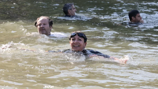 The mayor of the French capital clearly demonstrated that the river is clean enough.