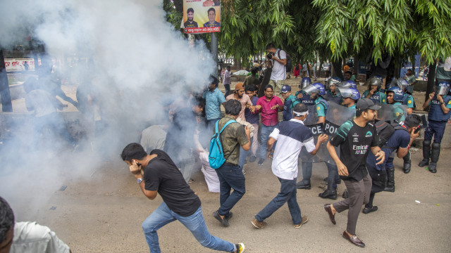 32 killed after clashes between police and demonstrators in Bangladesh