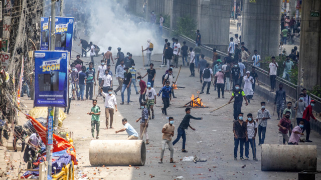 300 Bangladesh police injured in Friday unrest