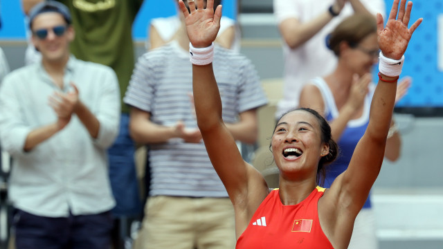 Qinwen Zheng stops world number 1 Swiatek to secure a place in Olympics final