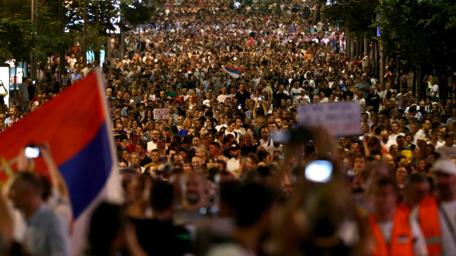 Thousands of Serbs protest in Belgrade against the opening of a lithium mine