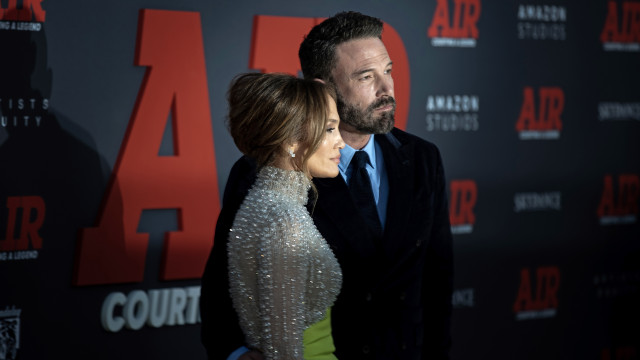 Jennifer Lopez congratulated Ben Affleck on his birthday at his home