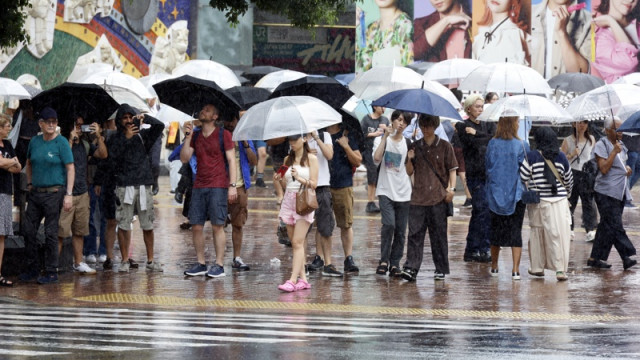 Weakening storm Shanshan continues to disrupt transport in Japan