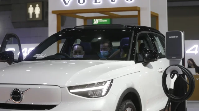 Volvo has abandoned its goal of producing only electric cars by 2030.