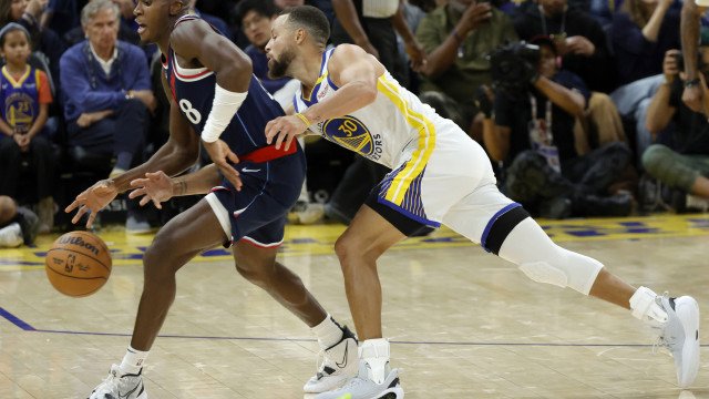 Clippers beat Warriors, Curry leaves with ankle injury