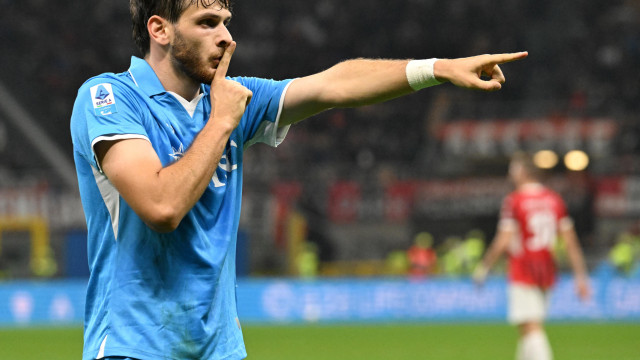 Napoli beat Milan to go seven points clear at the top of Serie A