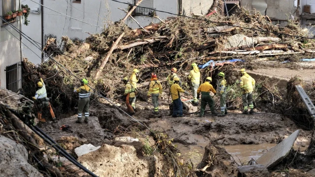 Spain sends 500 new soldiers to flooded areas