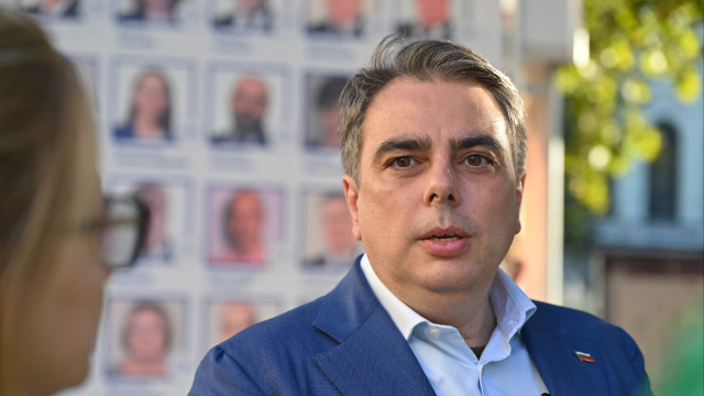 Bulgaria's former finance minister Asen Vasilev received hundreds of thousands of leva in bribes from border smuggling