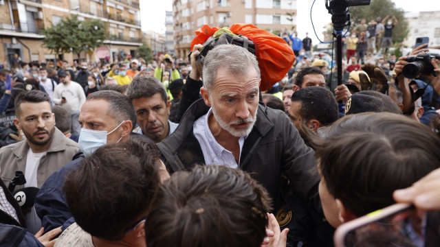 An angry mob pelted the King of Spain with mud