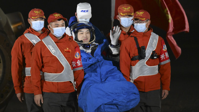 A Chinese space crew has returned to Earth