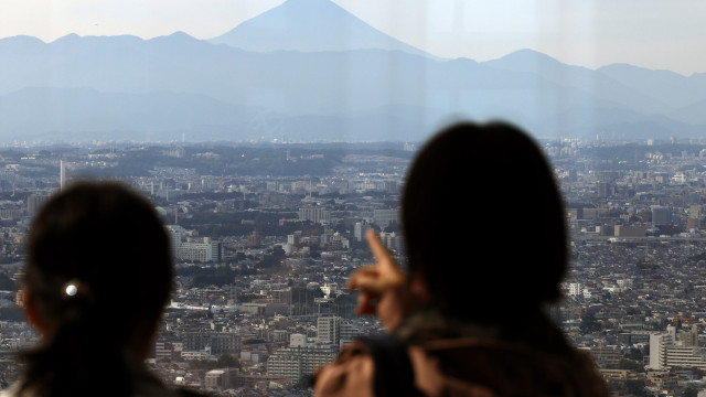 Snow seen on Mount Fuji after record absence