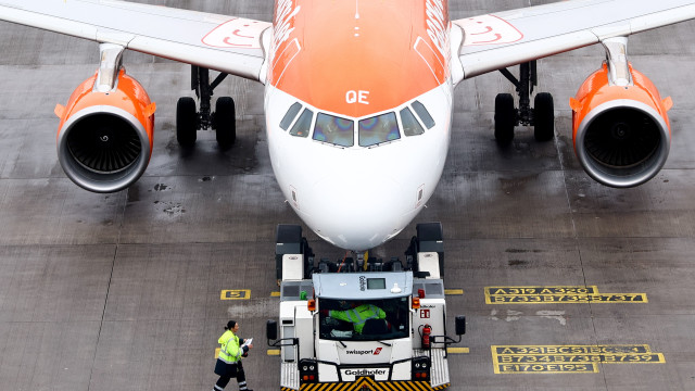 EasyJet annual profit rises 40%