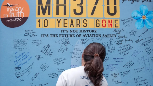 Malaysia resumes search for plane MH370