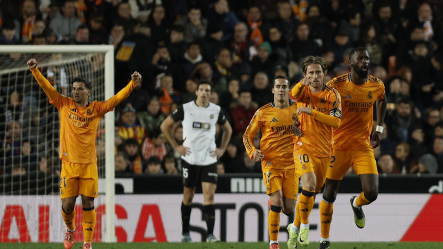 Real Madrid overturn Valencia in the end and take the lead in Spain