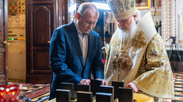 Putin sends icons and crosses with his initials to soldiers in Ukraine