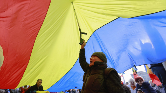 Thousands protest in Romania against the cancellation of the presidential vote