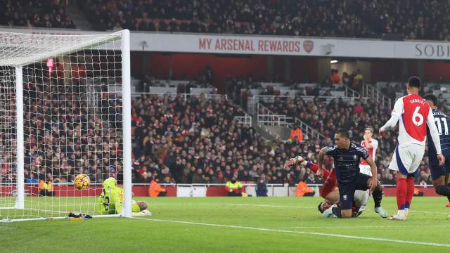 Arsenal made a mistake against Aston Villa and opened the way for Liverpool to the title