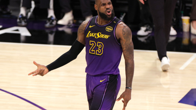 LeBron creates more history as Lakers cruise past Washington